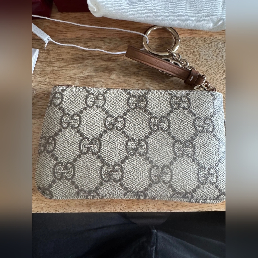 Gucci GG Emblem key pouch - Picture 3 of 7
